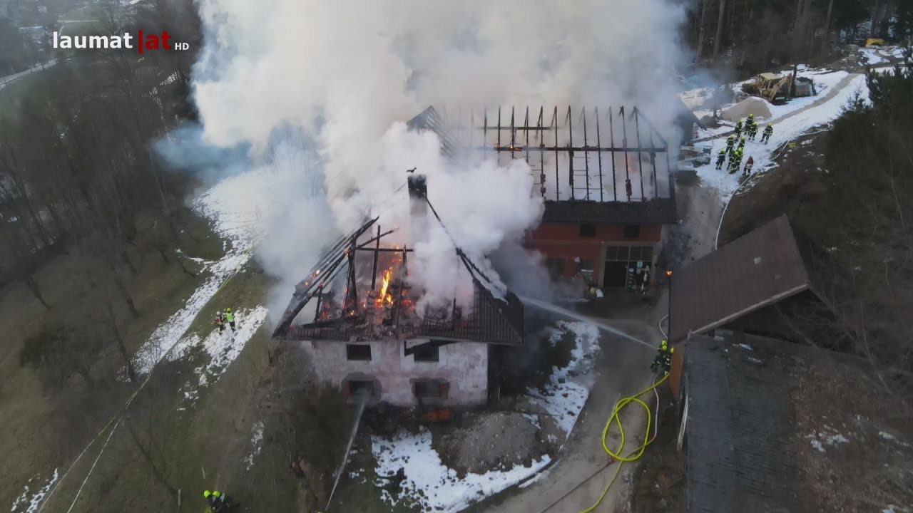 Neun Feuerwehren bei Großbrand eines landwirtschaftlichen Gebäudes in Schlierbach im Einsatz