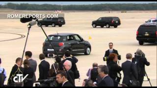 Miniatura de vídeo de "Pope Francis cruises through the streets of Washington in a Fiat 500L"