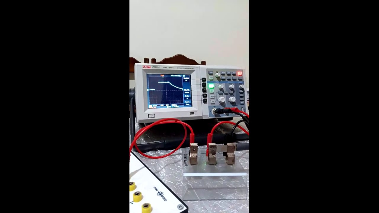تجربة الإهتزازات الكهربائية الدارة RLC
