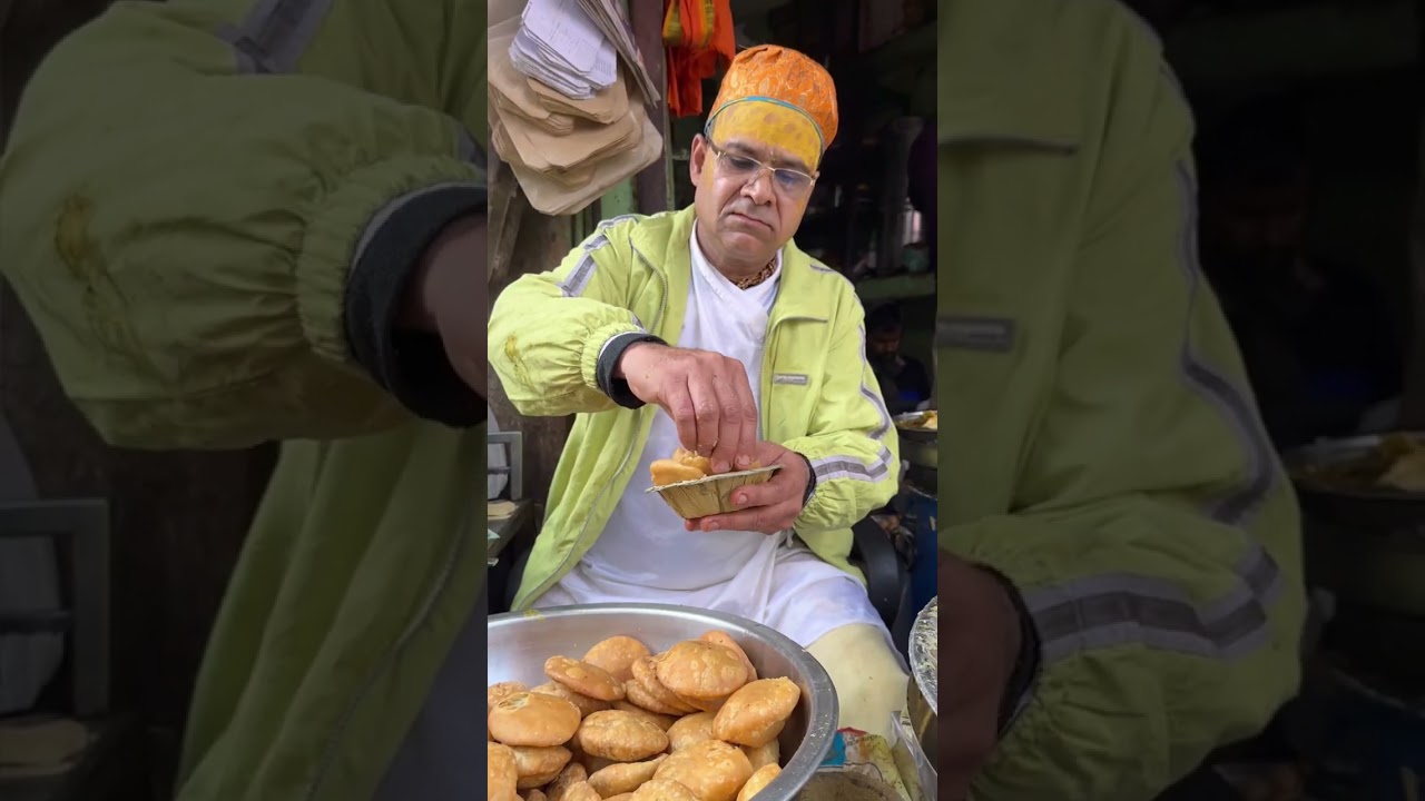 Mathura&rsquo;s famous Rupa Kachori wale #shorts #mathuravrindavan #mathura #mathurafood
