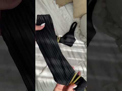 Чорний купальник із золотими акцентами і  з рельєфною текстурою тканиною, видео 2