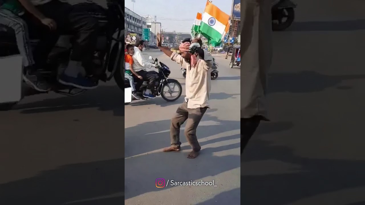 ये देखो ऐसे देते है तिरंगे को सम्मान(पैर देखो) और दुसरी तरफ़ लाल किले