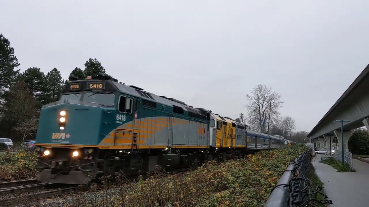 Via Rail F40PH-3 6418 6420 lead #2 Canadian eastbd Mi154.0 New Westminster Sub Vancouver BC Nov29 24