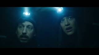 Анджела и Тедди осматривают пещеру в поисках трупа #2 (Декстер : Новая кровь)