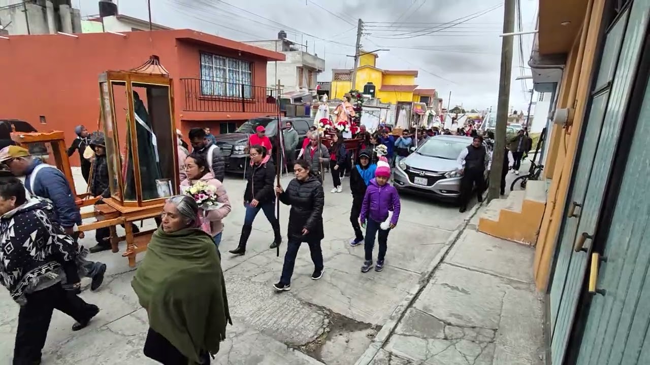 Procesión en fiesta patronal de San Simeon Obispo. Avenida Juarez
