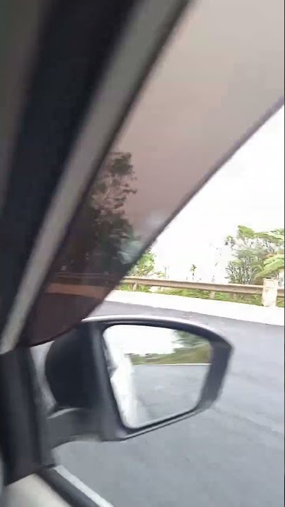 story nyetir mobil jalan pinggir pantai