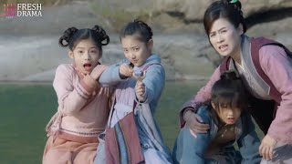 Losing her father, the poor kid protects her family bravely! | The Twin Flower Legend | Fresh Drama