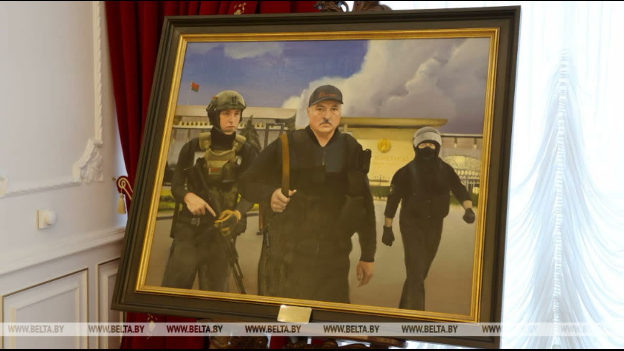 Картина лукашенко с сыном с автоматом