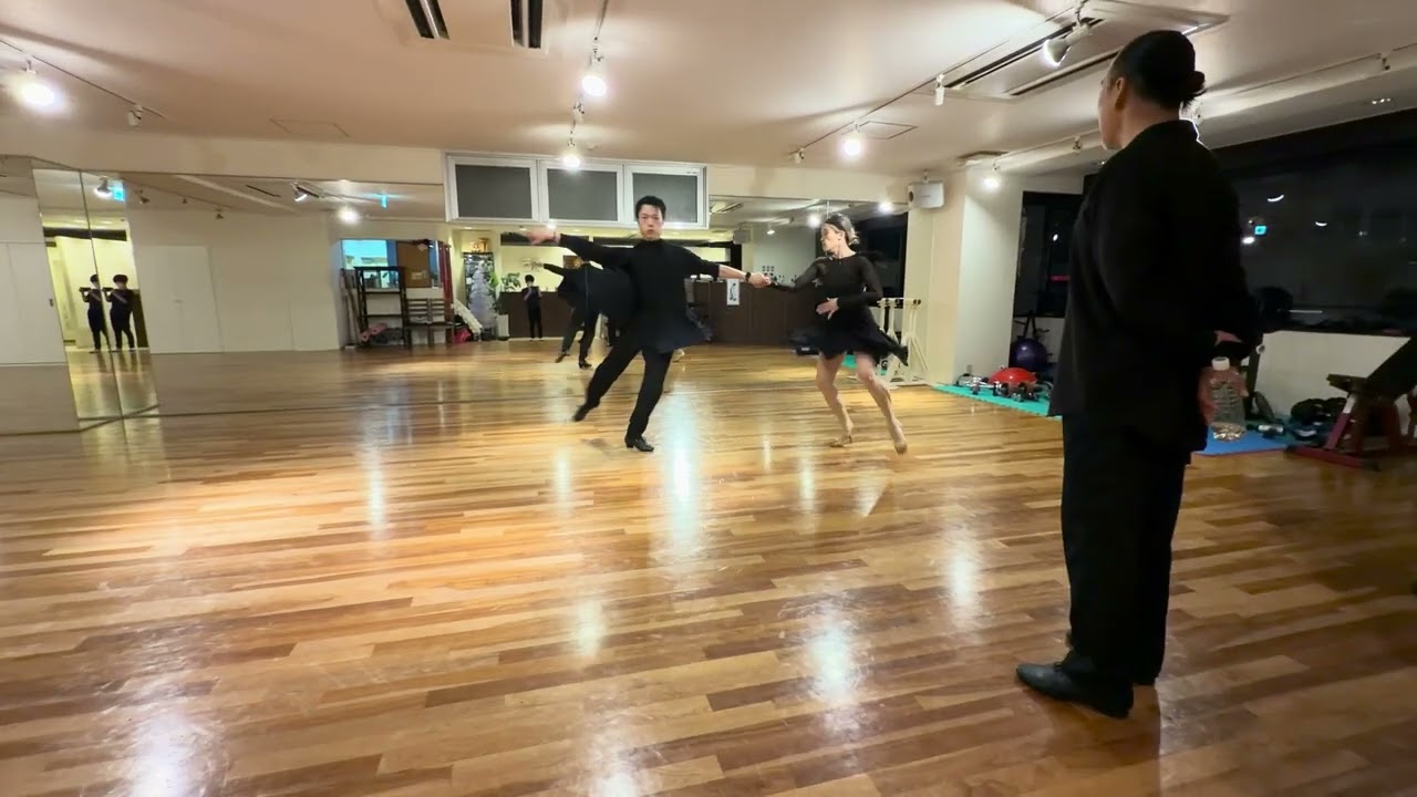 ちゃちゃ Trying out new cha-cha choreography under the guidance of a Latin