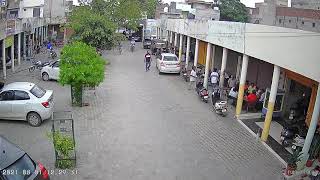 आज बठिंडा में द साइकिल शॉप के पास से रिक्शा वाले से घी की पेटी उठा कर अपनी ऐक्टिवा पर भागते दो लड़के