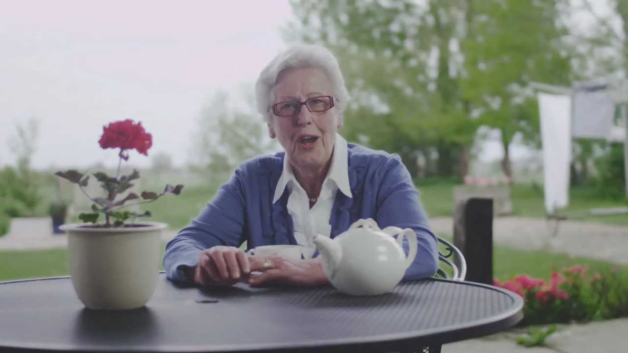 Oma Hilda en het afscheid van haar Renault 4 - YouTube