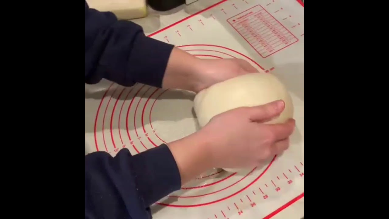 Pieghe e pirlatura del pane fatto in casa