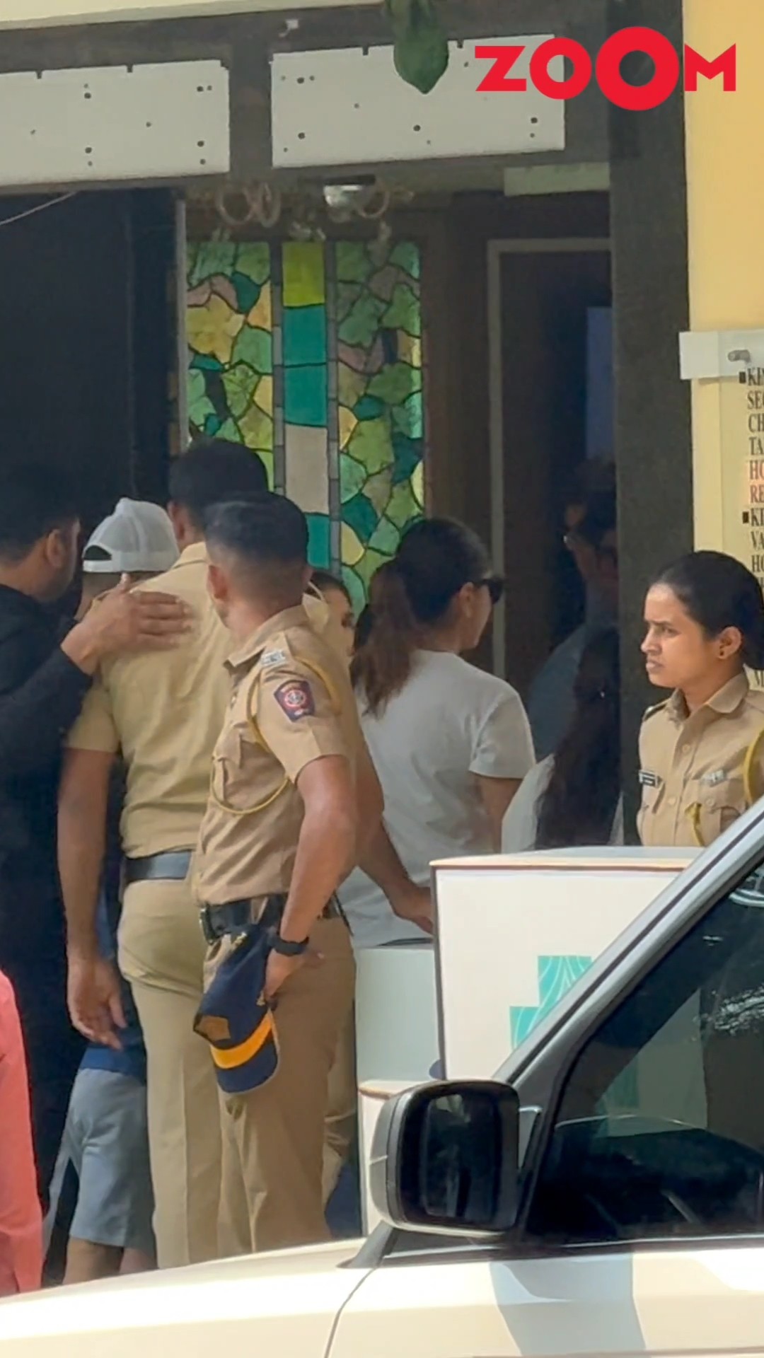 Kareena Kapoor Khan arrives with kids Jeh \u0026 Taimur to meet Saif Ali Khan at the hospital #shorts