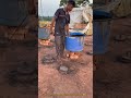 窯への燃料投入：レンガ焼成の熱を維持するための石炭スラグの投入