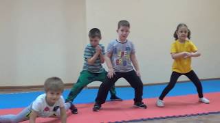 Позиция мабу - урок по ушу с маленькими детьми в Одессе - учим позицию мабу Позиция мабу - урок по ушу с маленькими детьми в Одессе - учим позицию мабу