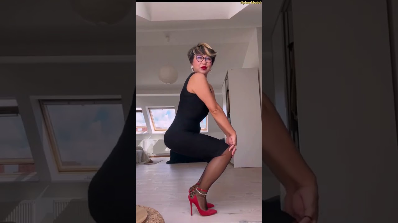 Джулия Ву: модель в нейлоне старше 50 лет, любовь к себе и высокие каблуки, мода, биография, стил...