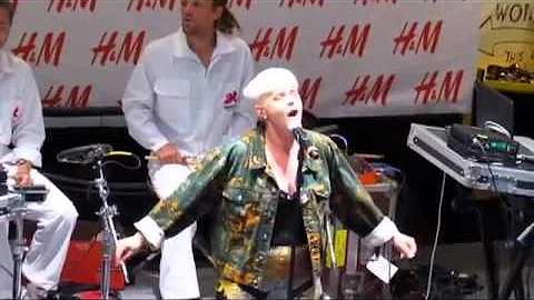 Robyn - 'Dancing On My Own' - H&M In-Store - New Y...