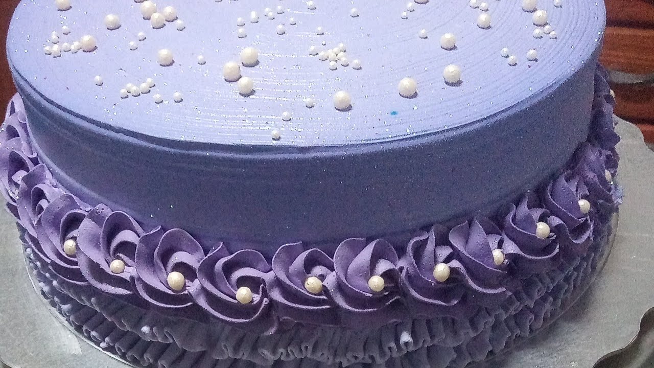 Bolo da Princesa Sofhia!Mistura de corantes pra fazer o lilás!