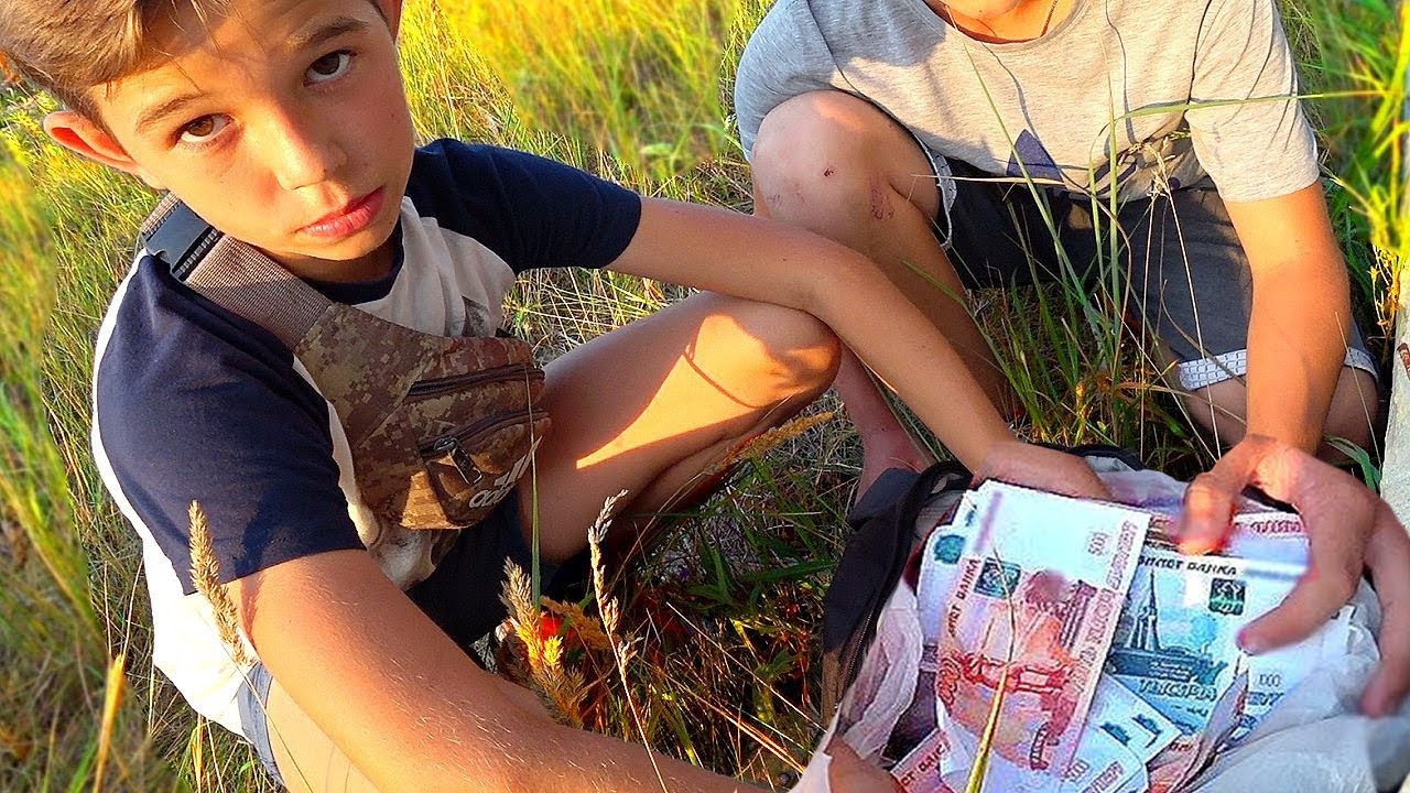 Видео нашел деньги. Мальчик с деньгами. Школьник с деньгами. Подросток с деньгами. Школьник на улице с деньгами.