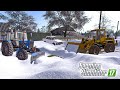 ПОМОГАЕМ БАБУШКЕ РАСЧИСТИТЬ СНЕГ ВОЗЛЕ ДОМА! FARMING SIMULATOR 17