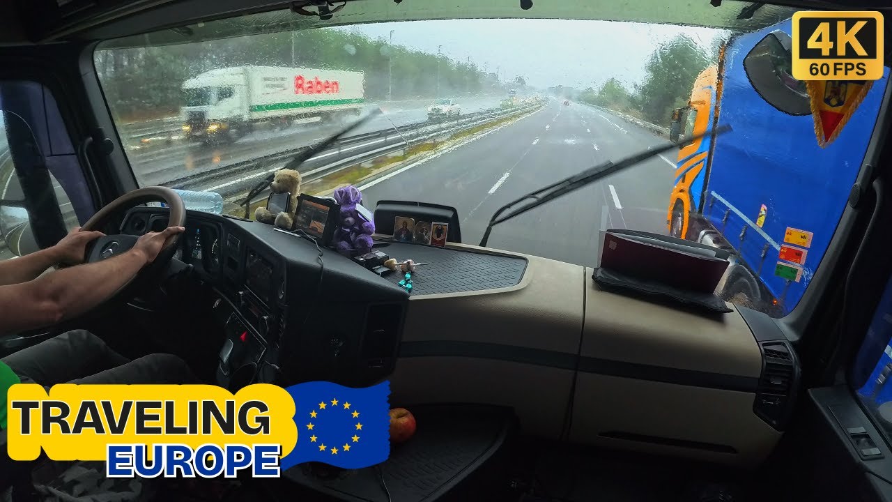 Видео от первого лица: грузовик Mercedes Actros едет по шоссе в сильный дождь.