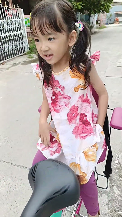 Emma hampir jatuh dari sepeda jadi cerewet banget harus pink😂