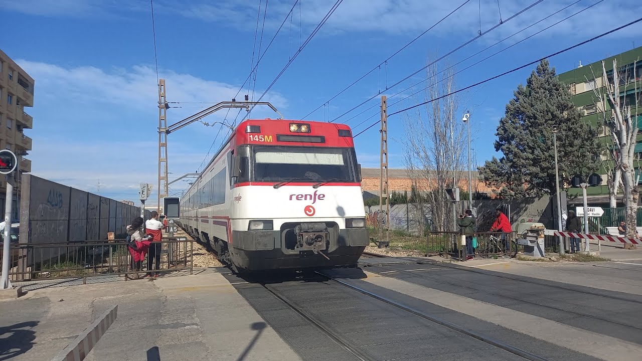 Trenes Por El Paso A Nivel de Alfafar-Benetusser