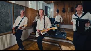 Meine Top 25 Single Charts vom 10.05.2026
Und hier sind die Songs der Woche:
25. MEMI (매미) - BADidea
24. HOKKA - Via Miseria
23. OK Kid - Farbfilm
22. Peter Plate x Ulf Leo Sommer x Joshia Lange x Jörn-Felix Alt - Supernovadiscoslut
21. Megan Thee Stallion & Nickelback - Pickles Back
20. Carlo5 Feat. Longus Mongus - Letzter Mensch
19. Audio88 & Yassin - Immer Noch Zwei Herrengedeck
18. Rosenstolz - Die Schlampen Sind Müde
17. Lipz - Straight Up
16. Sunday (1994) - Shame
15. Fury In The Slaughterhouse - When We Were Young
14. Julia Cumming - My Life
13. Lykke Li - Sick Of Love
12. 6.6.6. Feat. Angel Of Night - Mein Herz
11. John Vaughn - Kiss Me In The Dark
10. OK Kid - Rave On
9. Farin Urlaub - Happy 2bD
8. Disiz Feat. Kid Cudi - Try Try Try
7. Wisborg - Melancholia
6. Requin Chagrin - For You
5. Plexiphones - It Feels Wrong (AuraWave Remix)
4. Hannah Grae - I Hate London
3. Duran Duran Feat. Nile Rodgers - Free To Love
2. Klez.e - Melancholia
1. Doppelbock x Gunnar (Dritte Wahl) – Ein Jahr (Es Geht Voran) Meine Top 25 Single Charts vom 10.05.2026