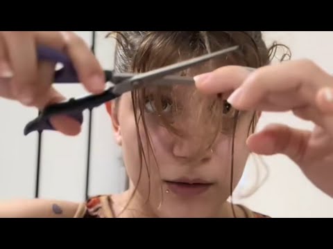 VLOG 🎬 Tentei cortar a franja em casa e deu MUITO errado