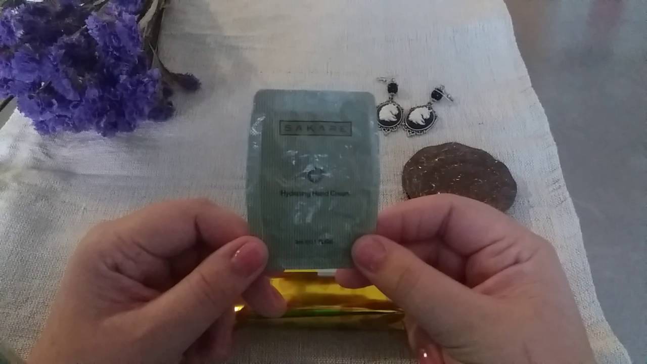 ASMR Finnish whispering ~ crinkle sounds ~ eating