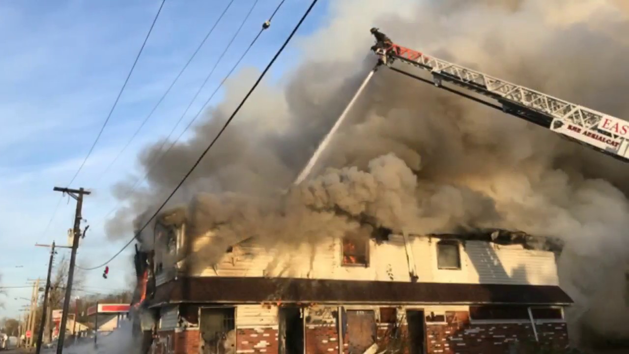 East St. Louis fire guts vacant apartments - YouTube