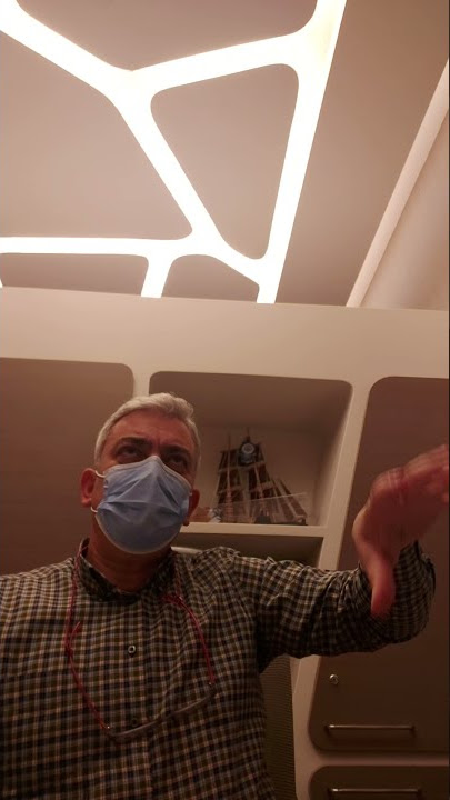 Yosh ayol keksa odamga prostata massajini otkazayotgani aks etgan video.