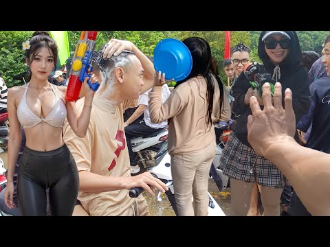 Hòa mình vào lễ hội té nước lớn nhất Việt Nam bị gái xinh dội nước liên tục