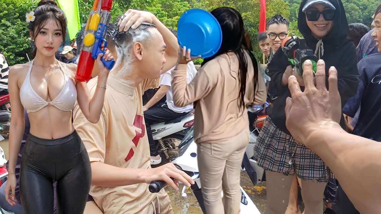 Hòa mình vào lễ hội té nước lớn nhất Việt Nam bị gái xinh dội nước liên tục