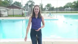 Présentatrice - Présentatrice météo en jeans et haut mauve qui plonge dans la piscine