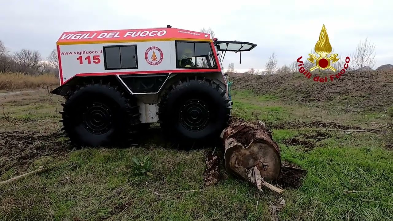BOLOGNA - TESTATO DAI VIGILI DEL FUOCO UN NUOVO MEZZO ANFIBIO