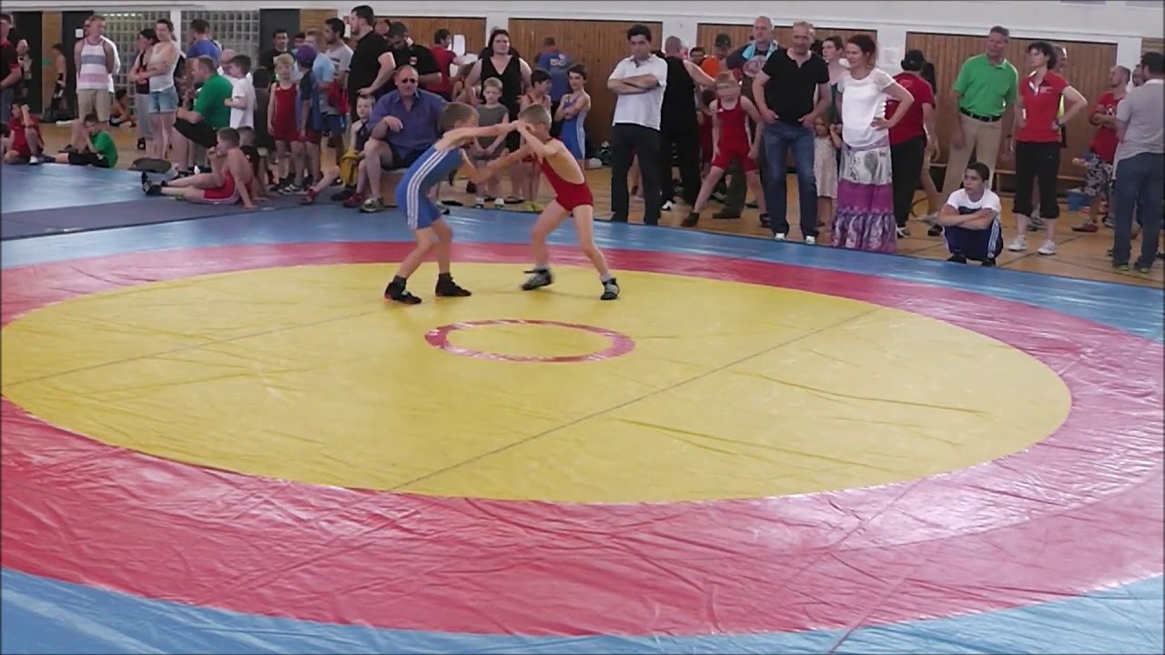 Boys Ringen Ringen, kids wrestling, girl vs. boy Suttner - Richter - YouTube