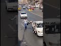 لحظة صادمة في شوارع القاهرة الفلوس طارت من الشنطة والعربيات دهستها فلوس القاهرة كاميرات مراقبة