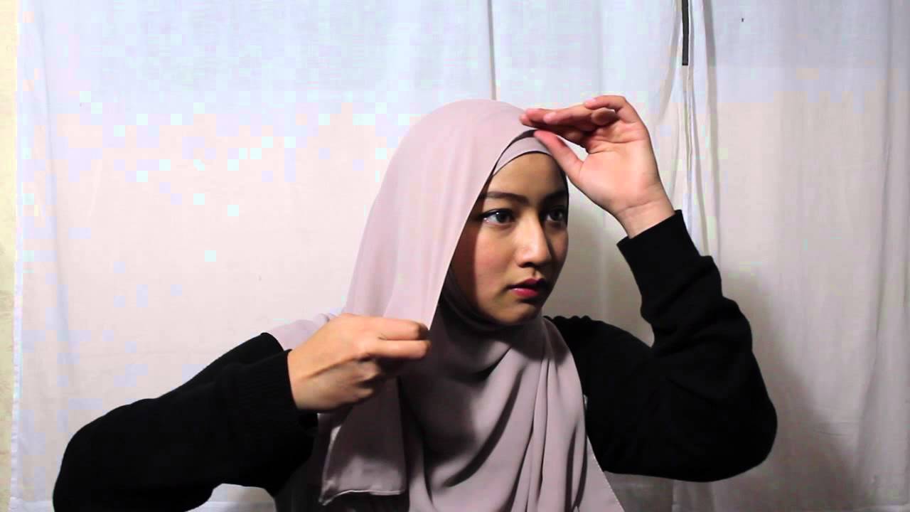 The Easiest Hijab Tutorial With 1 Pin Looks Loose But Is Very Secure Ft Meerakihijab Shawl Youtube