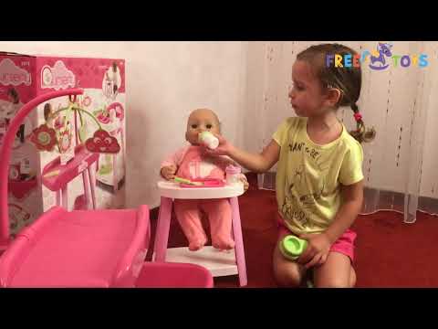 Соня играется куклой Nursery Ecoiffier