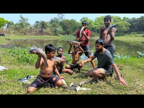 দারুন আনন্দ করে পুকুর থেকে মাছ ধরে মায়ের হাতে জিরা ধনেবাটা মাছের ঝোল রান্না খাওয়া  | villfood
