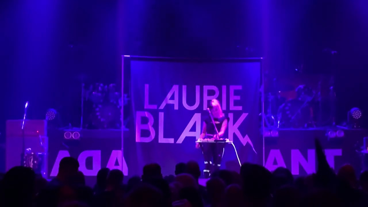 Tonton Moonshine - Laurie Black Live at Camden Roundhouse di YouTube Tonton Moonshine - Laurie Black Live at Camden Roundhouse di YouTube