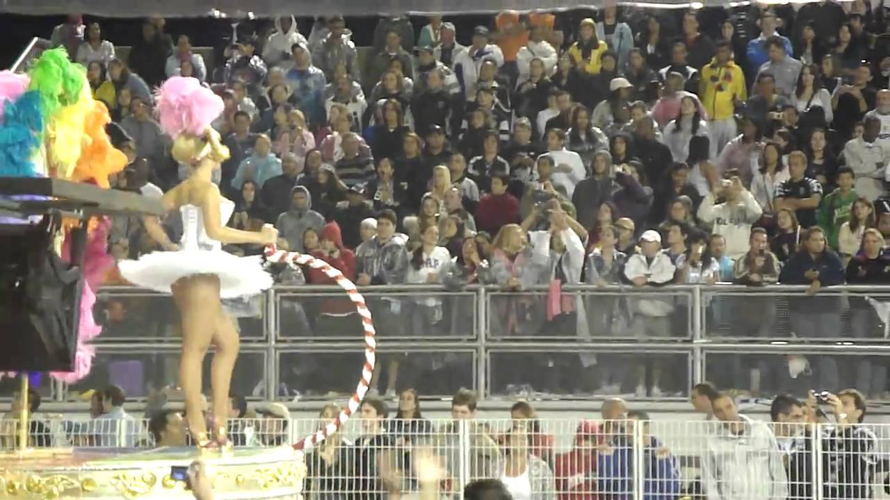 Lola Melnick dá show no Carnaval Paulista 2011