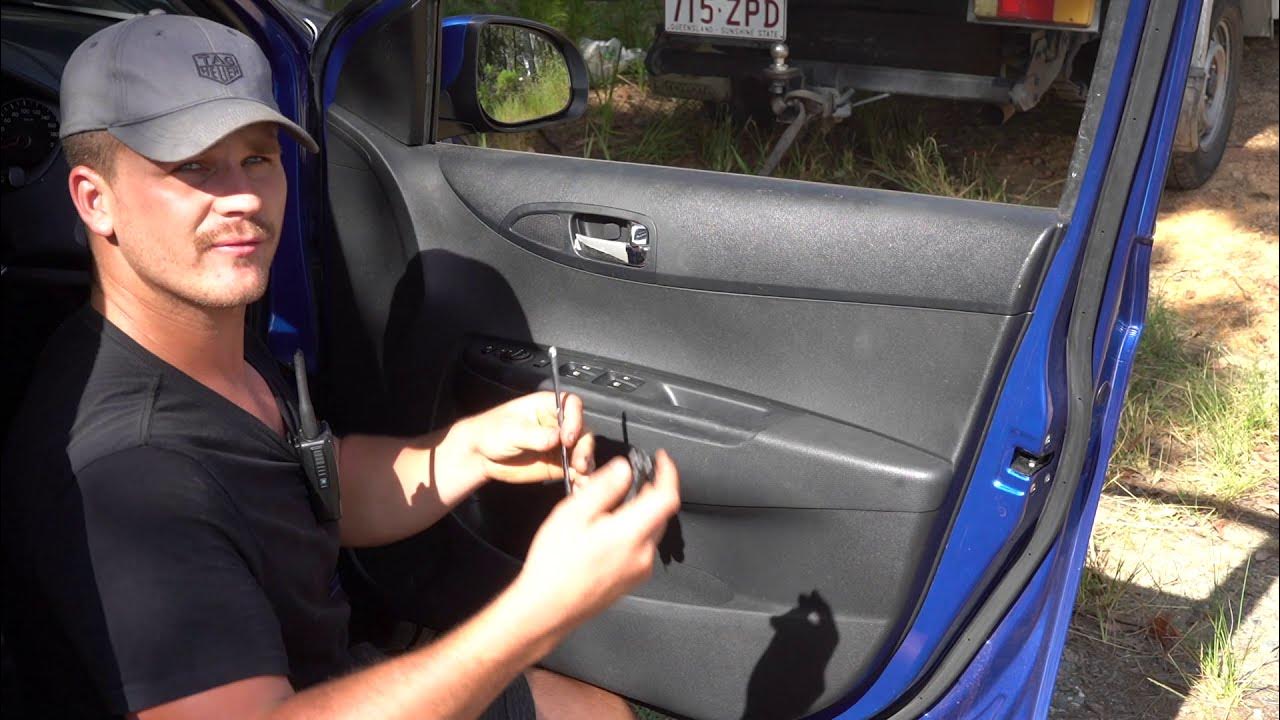 How to Remove and Replace a Hyundai I20 Interior Door Handle 200814