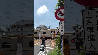 區間車通過小平交道 #taiwan #train