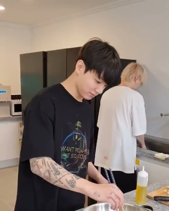 Bising seperti di hutan dan bagaimana Jungkook berpikir bahwa dia sedang memasak UANG???? 🥰🤪💜