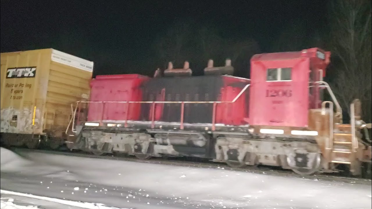 Грузовой поезд CSX с маневровым локомотивом BDRV на вершине Парс-Ридж на старой главной линии B&O...