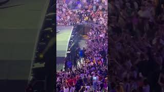 Duki regala su chaleco Moncler a un fan en la Velada del Año III