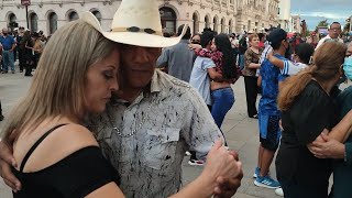 Que bonita...Pareja de baile!!!