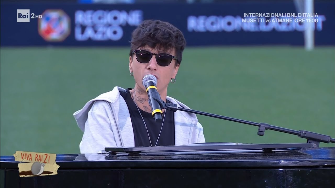 Ultimo canta dal vivo "Altrove" – Viva Rai2! 10/05/2024 Ultimo canta dal vivo "Altrove" – Viva Rai2! 10/05/2024
